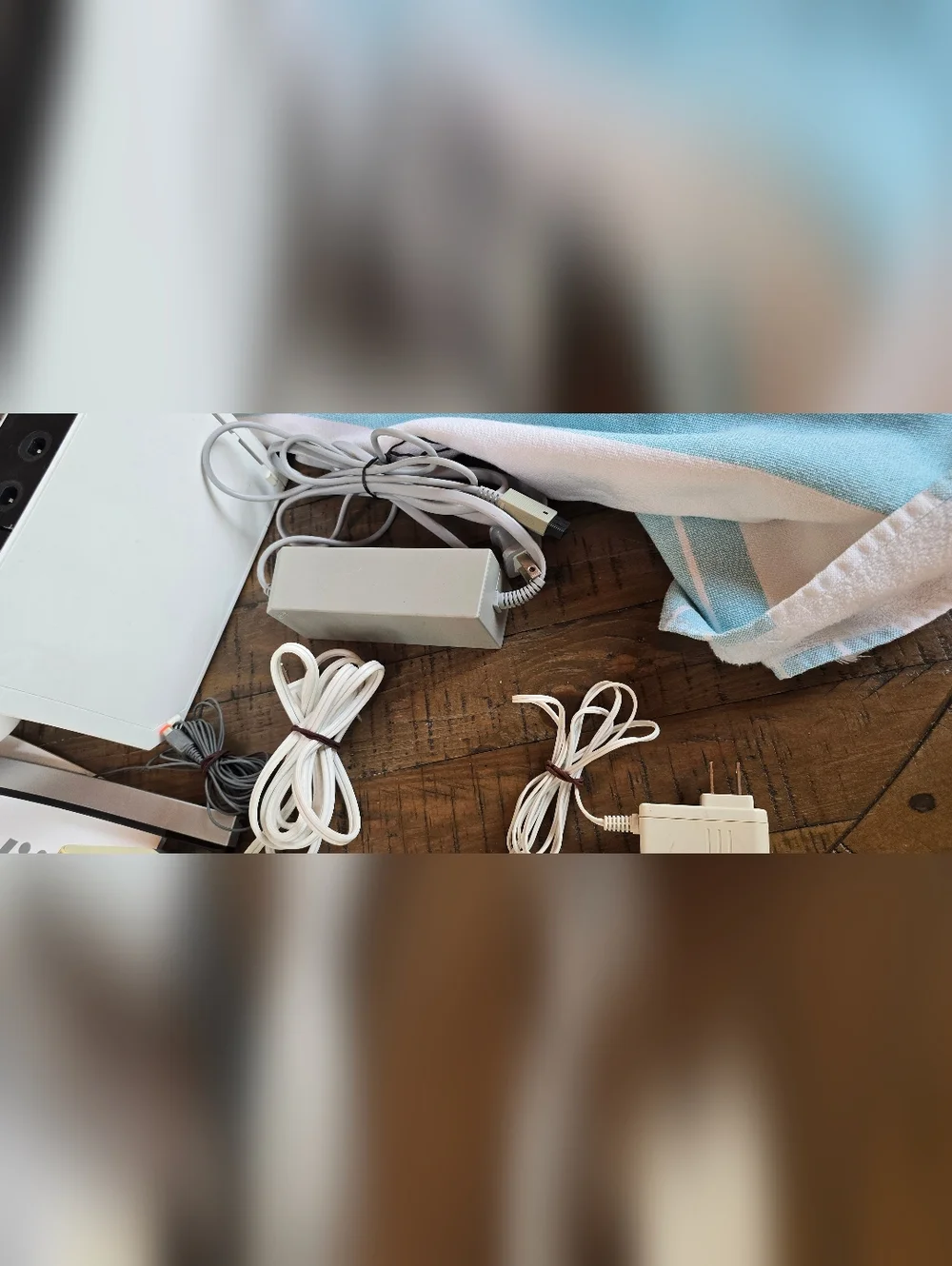 Wii Nintendo Console Bundle 2 Rechargeable Controllers 3 Nunchucks Silcone Cover